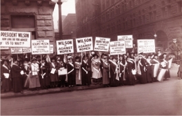 En 1920, en Estados Unidos, se le reconoce a la mujer el derecho a voto