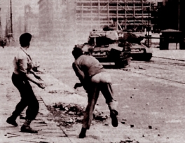 En 1953, la sublevación obrera de Berlín es violentamente reprimida por tanques soviéticos