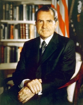 En EE.UU., Richard Nixon renuncia a la presidencia tras la amenaza de un juicio político