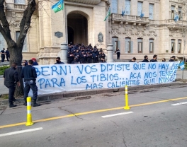 Reclamos salariales válidos, protesta violenta: la bomba que desactivó Alberto Fernández Reclamos salariales válidos, protesta violenta: la bomba que desactivó Alberto Fernández