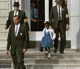 En EE.UU., Ruby Bridges es la primera niña afro estadounidense en asistir a una escuela exclusiva para blancos
