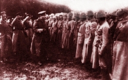 León Trotsky funda el Ejército Rojo de la Unión Soviética