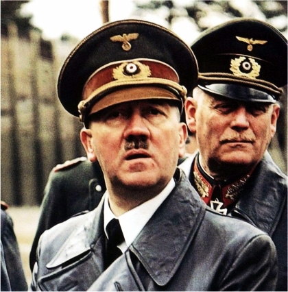 Las tropas soviéticas izan su bandera en lo alto del Reichstag y Hitler se suicida para evitar ser capturado
