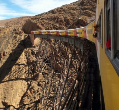 Juan Perón inaugura el tren trasandino del norte luego llamado tren de las nubes