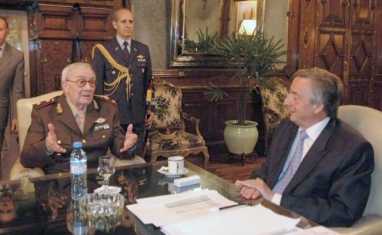Néstor Kirchner le restituye su grado militar y asciende a general a Juan Jaime Cesio