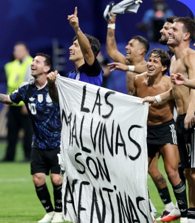 Milei criticó a la Selección tras el triunfo ante Inglaterra: La bandera de Malvinas es